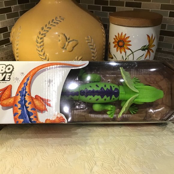 Robo Alive Lurking Lizard Battery-Powered Robotic Toy (Green + Blue) by ZURU - Picture 2 of 3